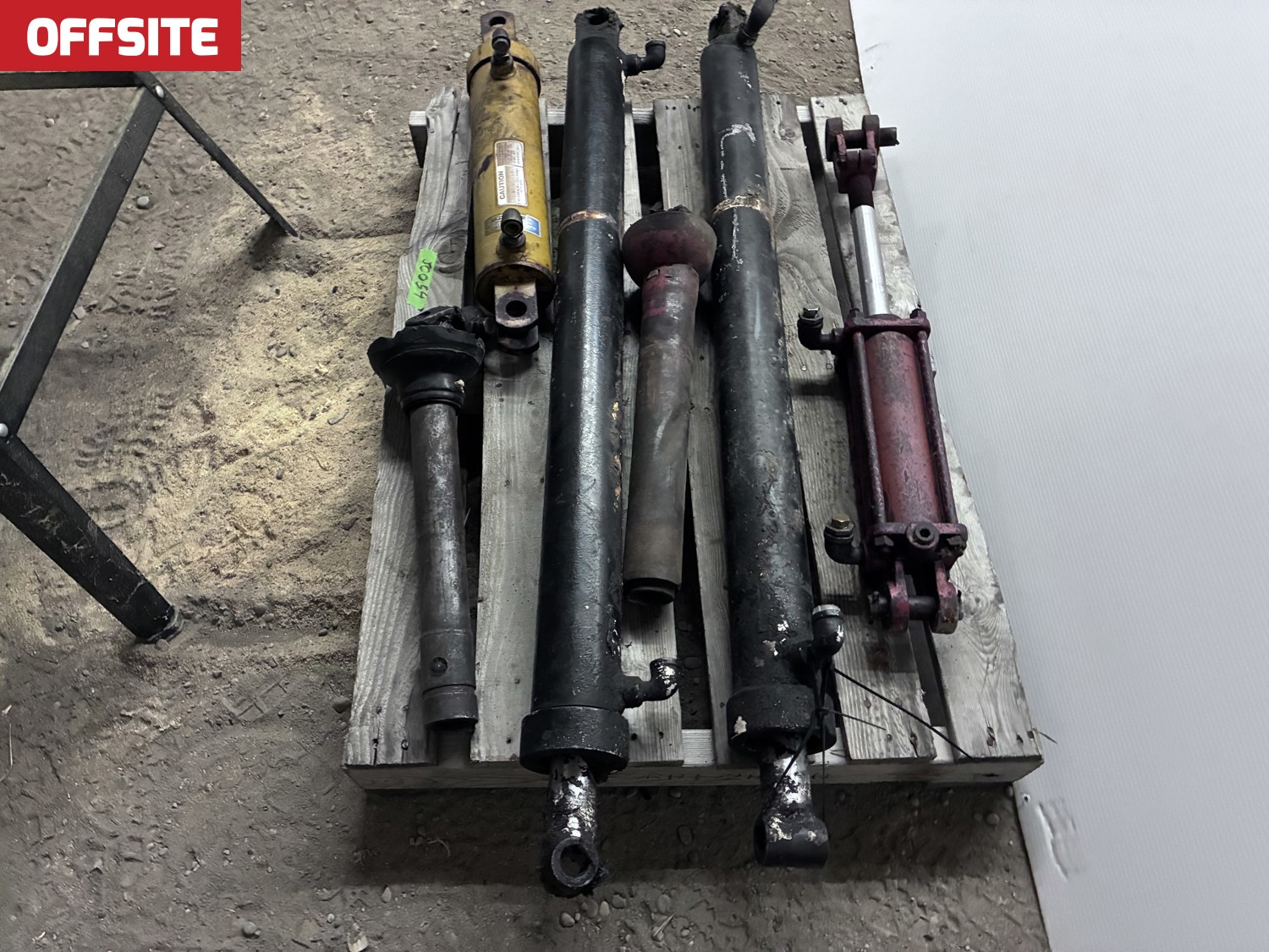 Quantity of Hydraulic Rams and PTO Shafts [26JC57018-054] | Team Auctions
