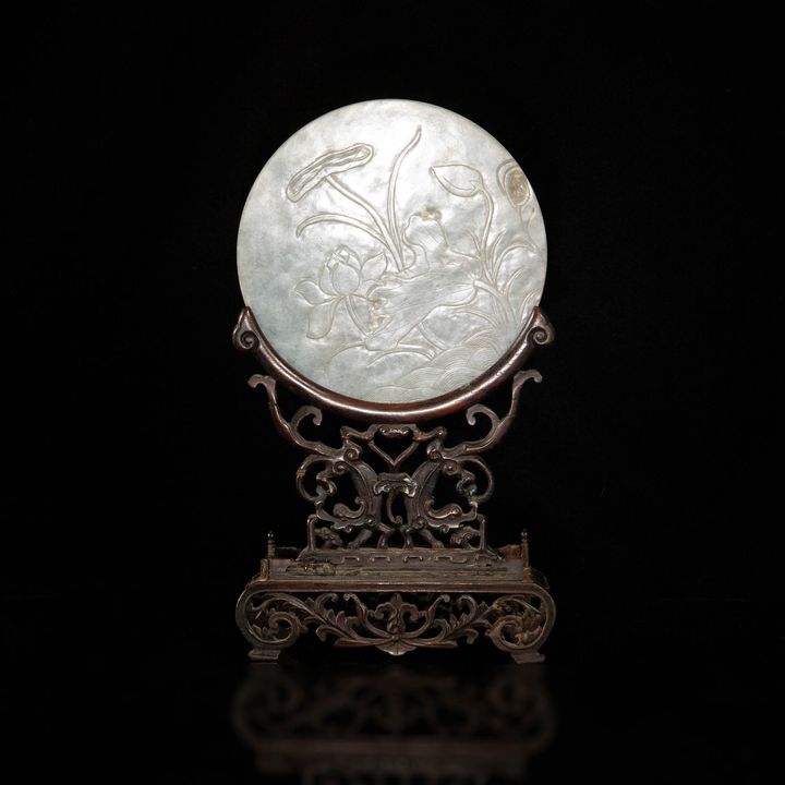 十九世紀  翡翠雕花鳥圓屏（附原配硬木座） A Chinese carved jadeite flower and bird screen, 19th century