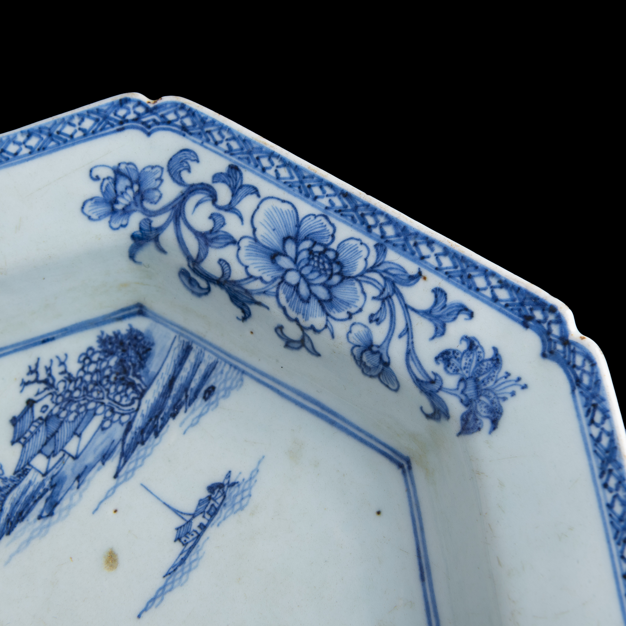 十九世紀早外銷青花山水盤A Chinese export blue and white 'landscape