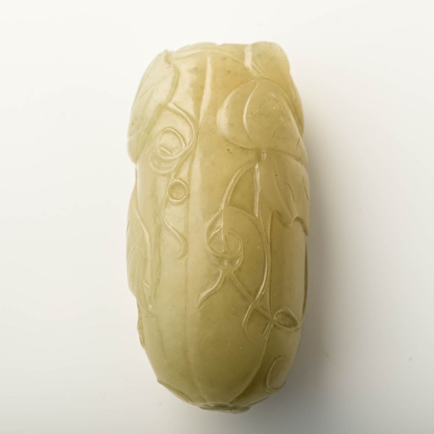 十八世紀 玉雕瓜果形鼻煙壺 A Chinese gourd-form jade snuff bottle, 18th century