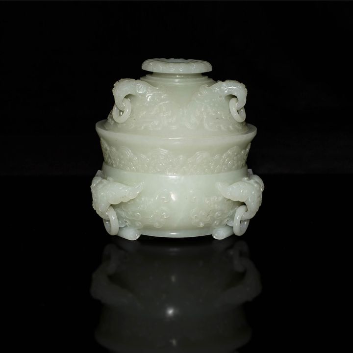 十八/十九世紀   白玉饕餮紋蓋爐 A Chinese carved white jade censer with taotie, 18th/ 19th century