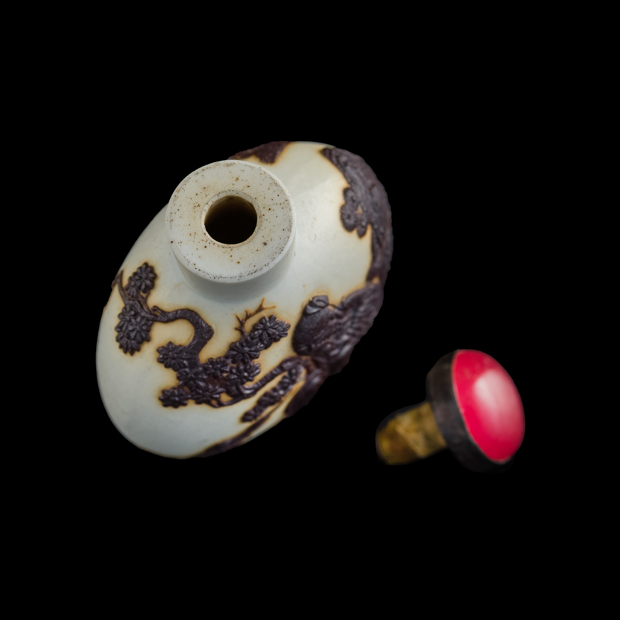 十九世紀早雕瓷人物鼻煙壺A Chinese molded porcelain snuff bottle