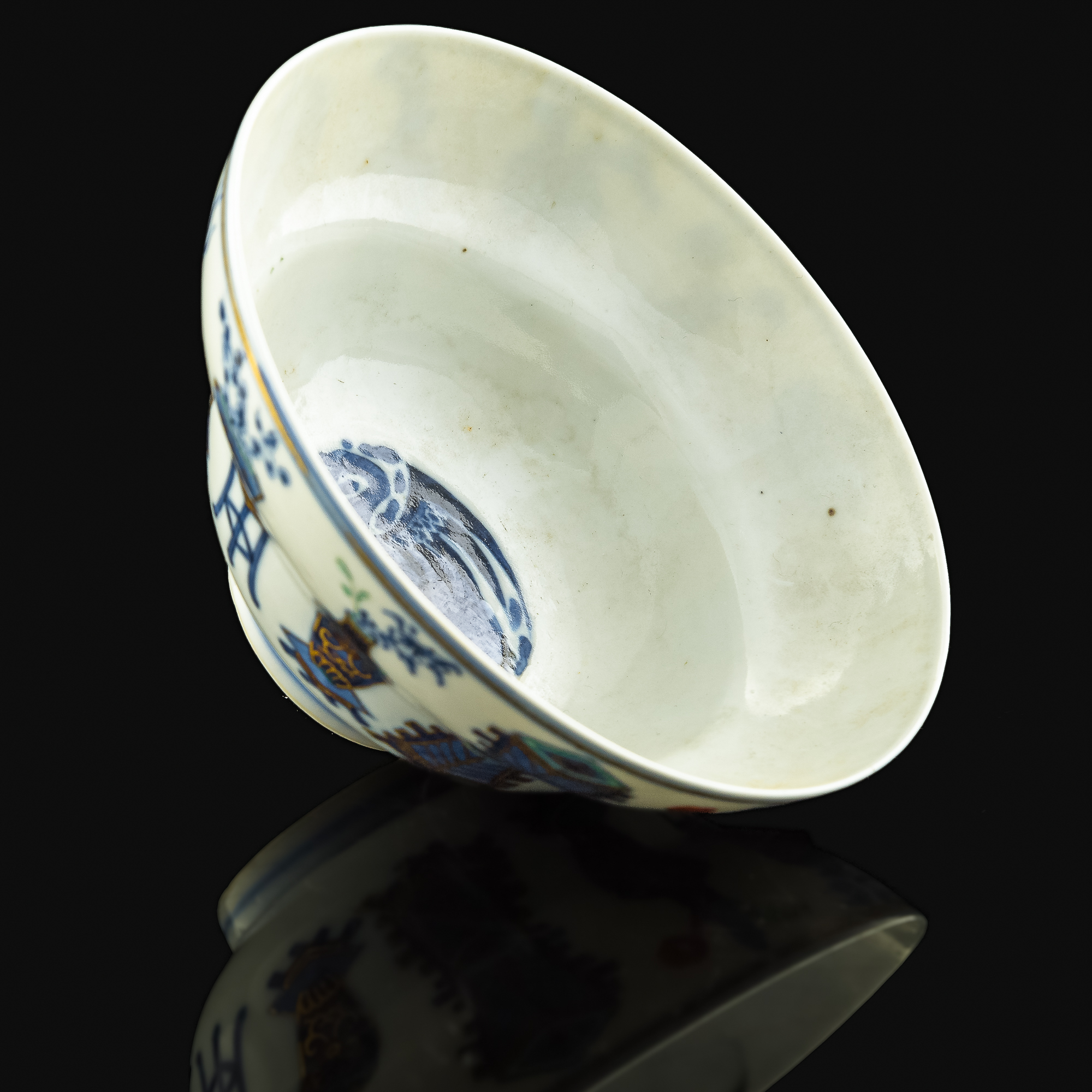 清光緒青花加彩博古圖折腰碗A Chinese blue and white bowl with color