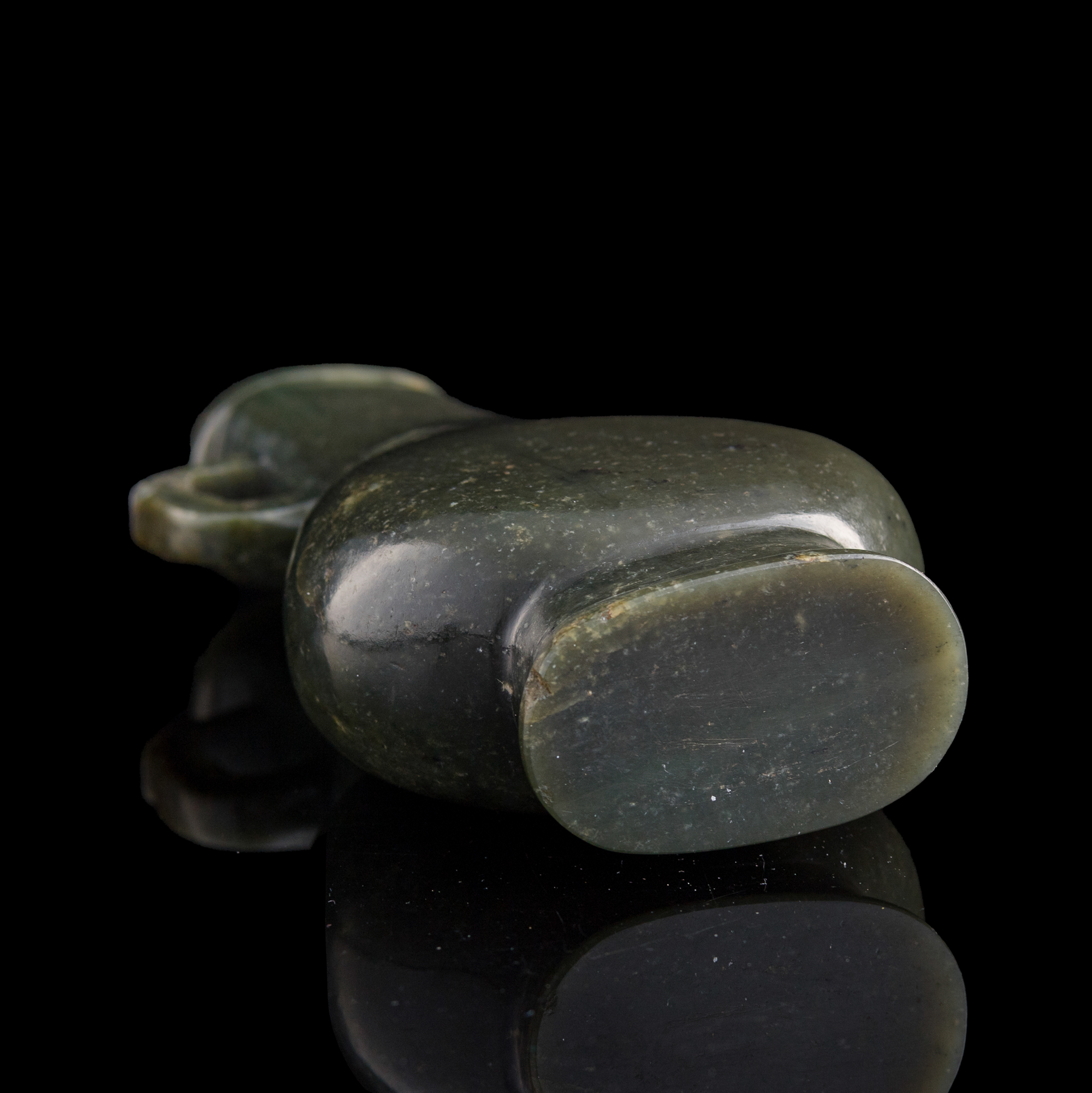 明代青玉雙耳瓶A Chinese carved celadon jade double-handle 明代青玉雙耳瓶A Chinese carved celadon jade double-handle