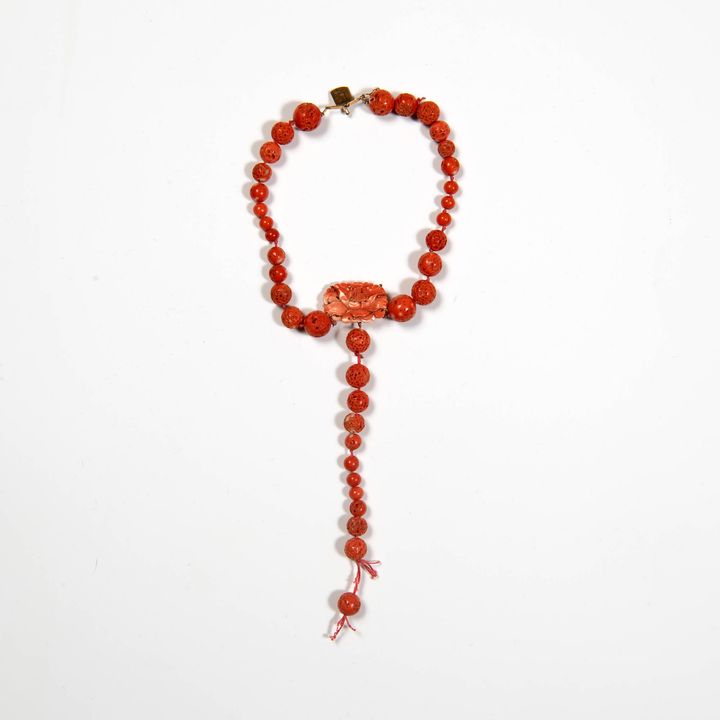 民國 珊瑚手鍊 A carved coral bracelet with 14K gold clasp, Republic period