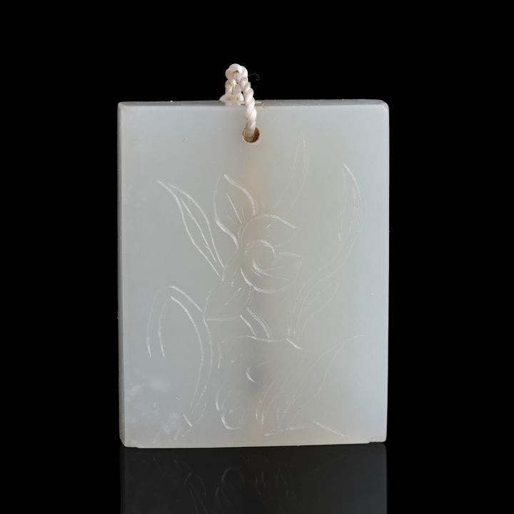 十八/十九世紀 白玉刻荷花牌 A Chinese white jade 'lotus flower' plaque, 18th/19th century