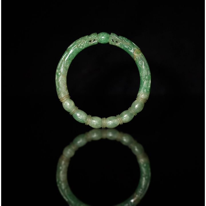 十九世紀 翡翠雙龍戲珠手鐲 A Chinese jadeite dragon bangle, 19th century