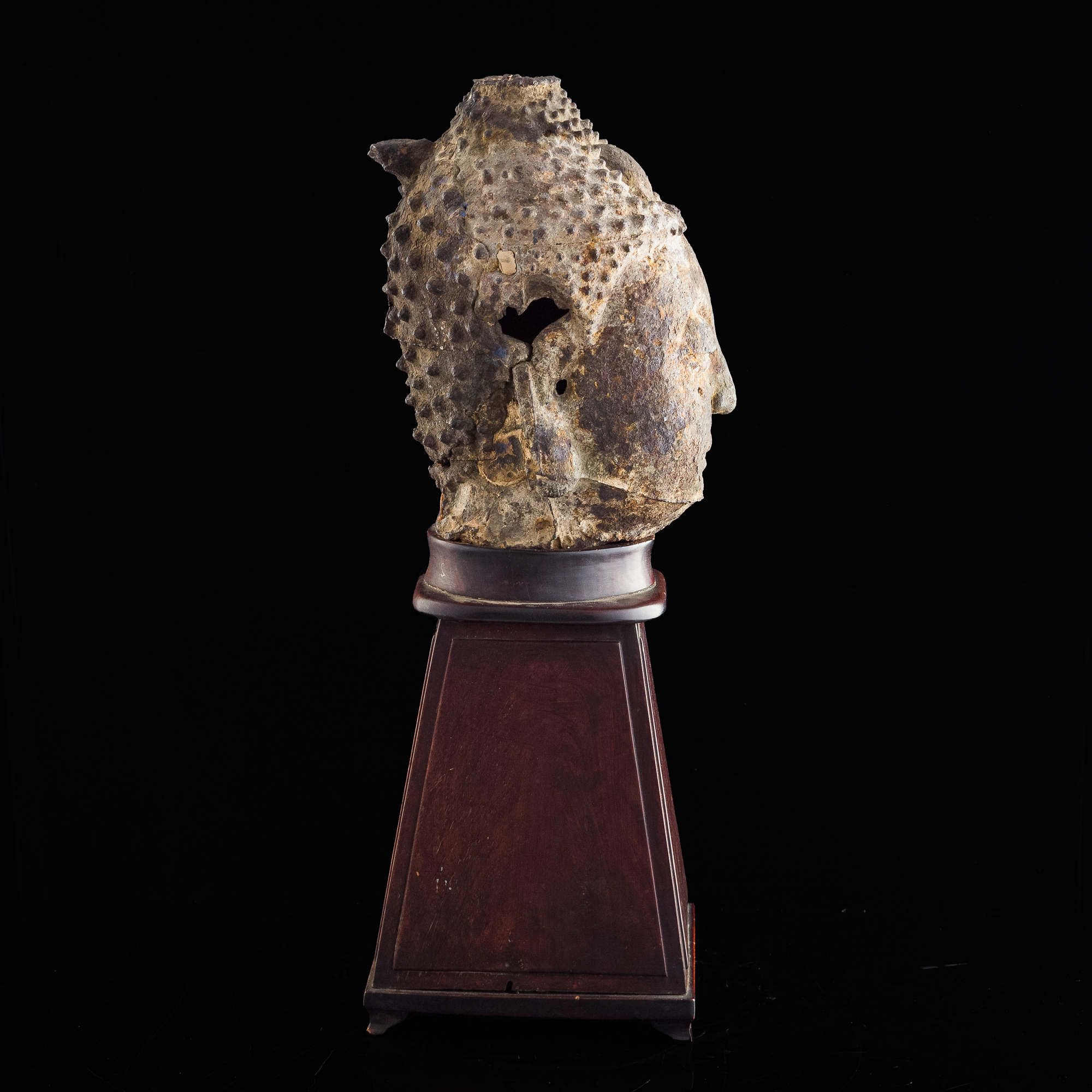 宋代/明代鐵佛頭（附硬木座） An Chinese iron head of Buddha