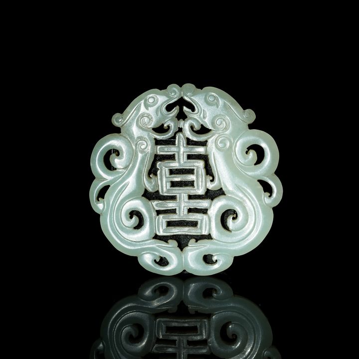 十九世紀 白玉雕雙龍喜字佩 A Chinese carved white jade 'xi' plaque, 19th century