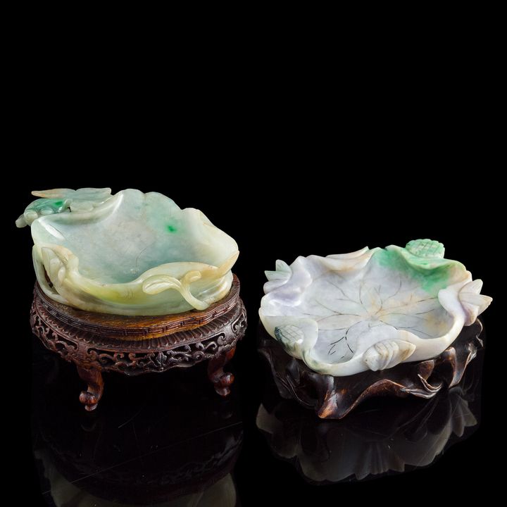 十九世紀 翡翠雕荷葉洗兩隻(均附木座) Two Chinese carved jadeite 'lotus leaf' washers, 19th century