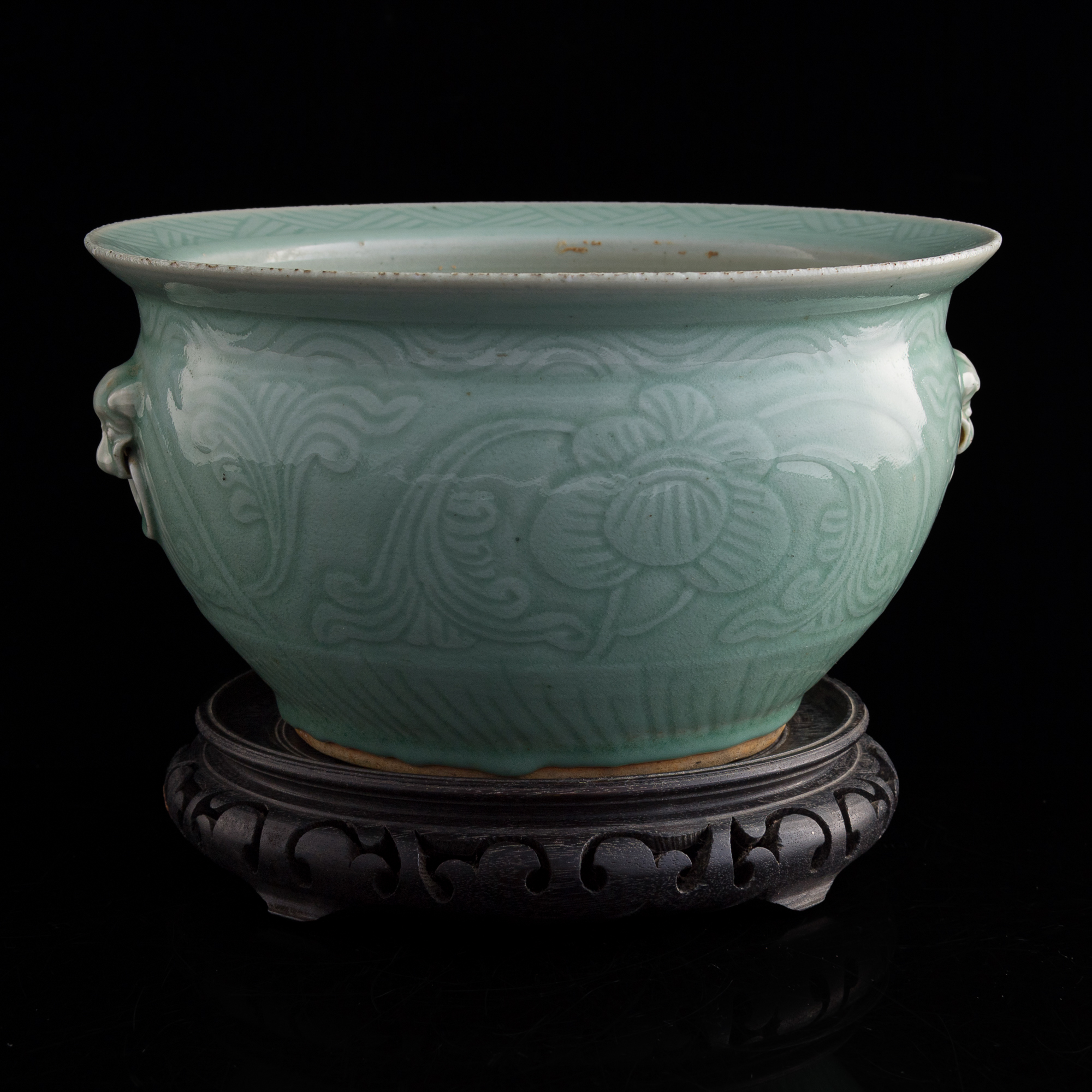 十九世紀早青釉鋪首爐（附木座）A Chinese celadon-glazed