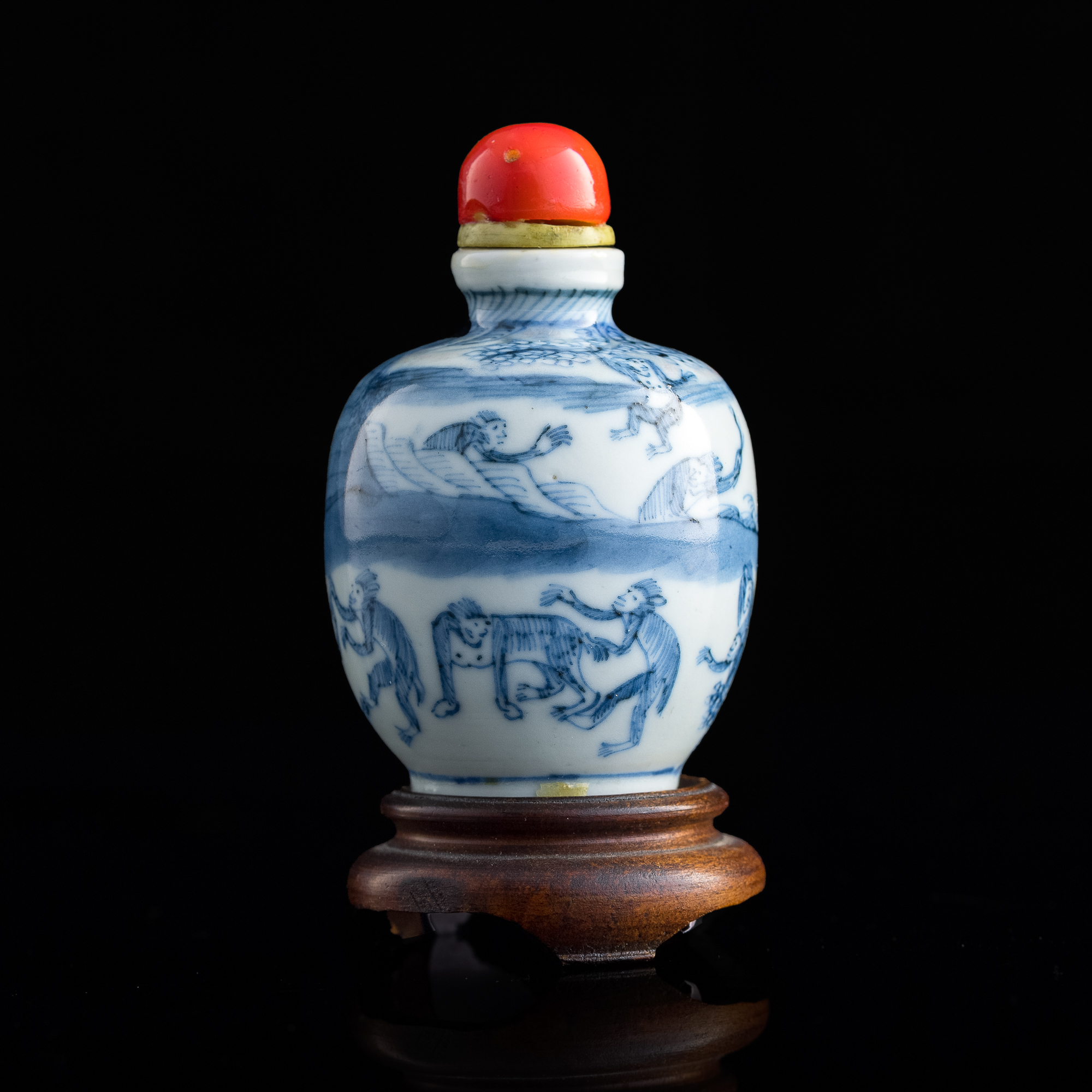 十九世紀青花釉裡紅群猴圖鼻煙壺（附木座） A Chinese blue and copper
