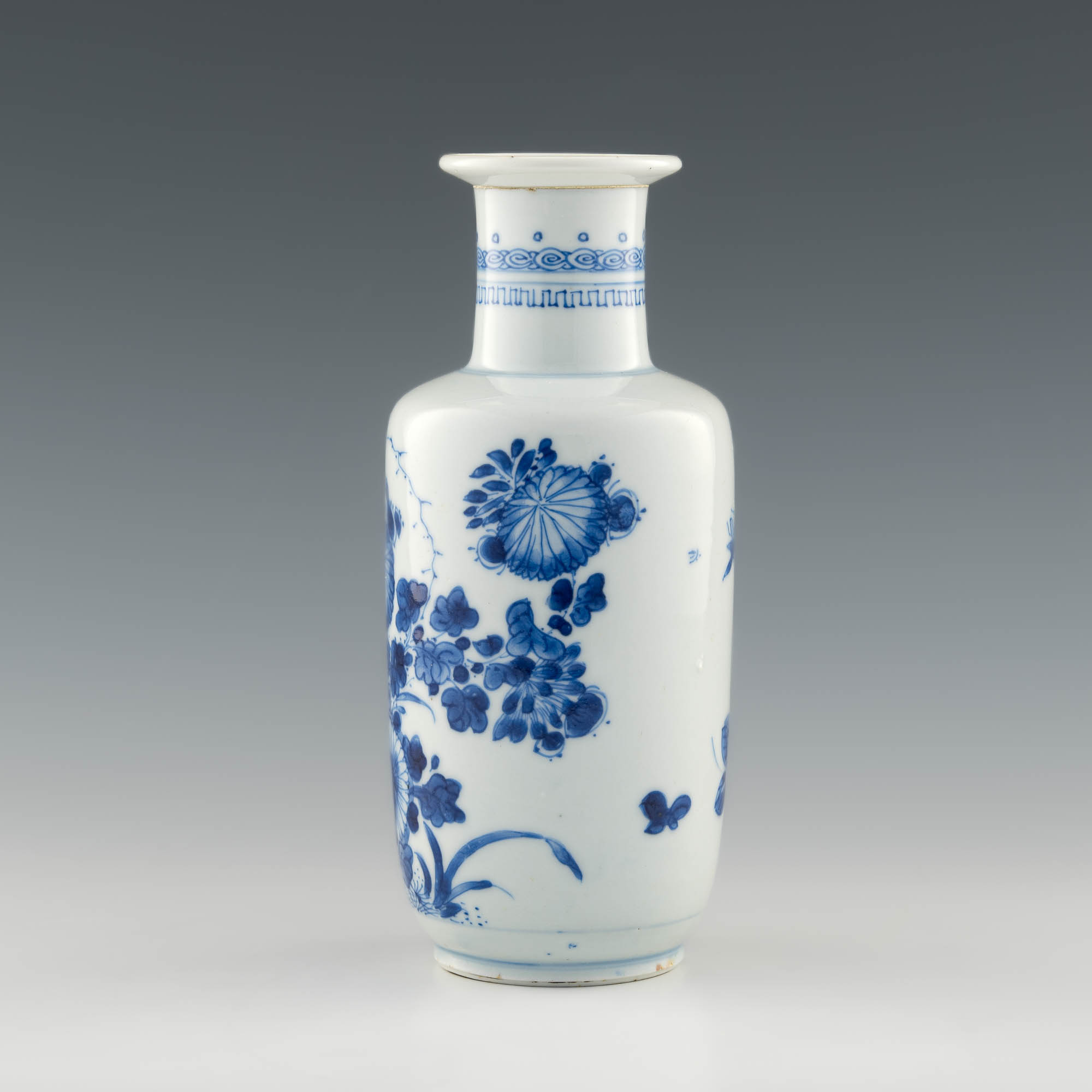 清康熙青花洞石花卉棒槌瓶A Chinese blue and white rouleau