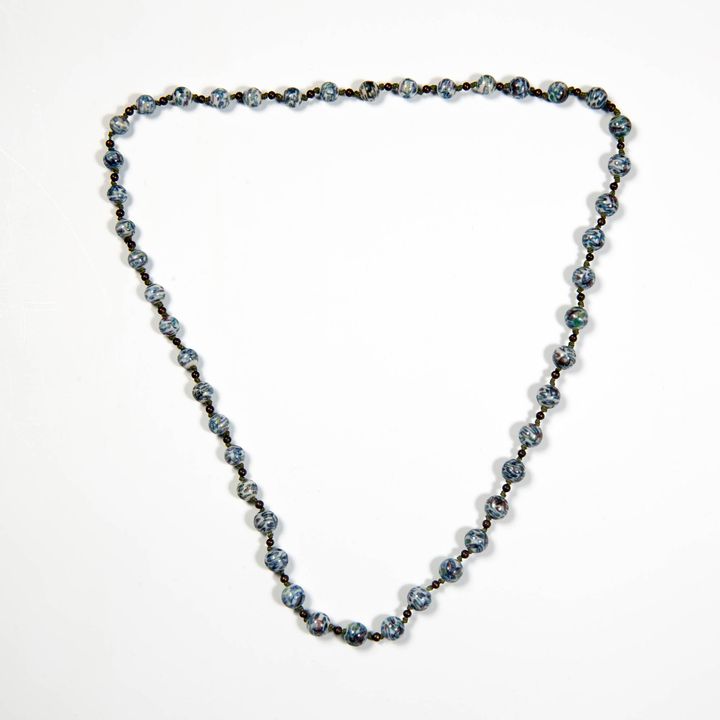 十九世紀 鬥彩雲蝠紋項鍊 A Chinese doucai porcelain-beaded necklace, 19th century