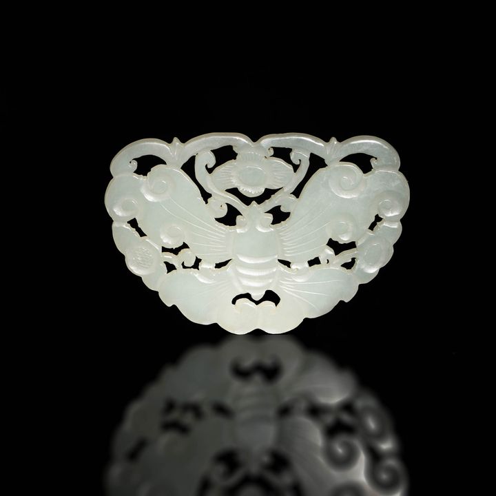 十九世紀 玉蝴蝶片 A Chinese carved jade butterfly plaque, 19th century