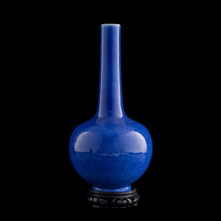 十八世紀 灑藍釉長頸瓶(附座) A Chinese powder blue-glazed bottle vase, 18th century