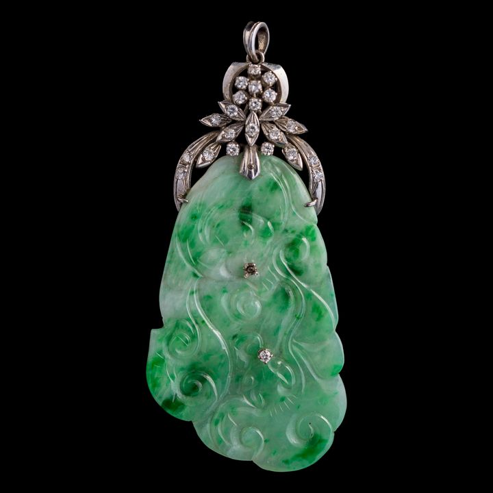 翡翠果藤片嵌碎鉆掛墜 A Chinese eighteen karat gold, jadeite, and diamond pendant