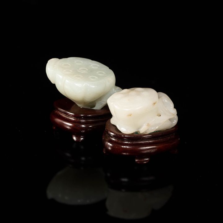 十八/十九世紀 白玉蓮蓬掛墜兩件（附硬木座） Two carved white jade lotus pods, 18th/19th century