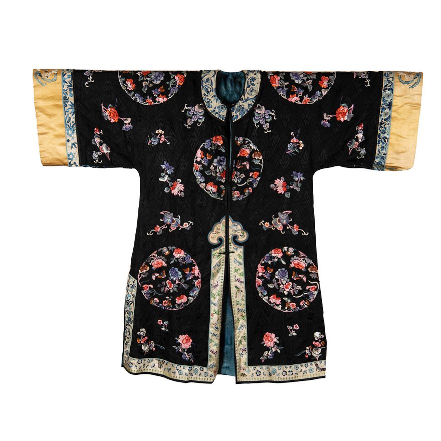 十九世紀 黑地刺繡團花女褂 A Chinese black-ground floral roundel lady's robe, 19th century