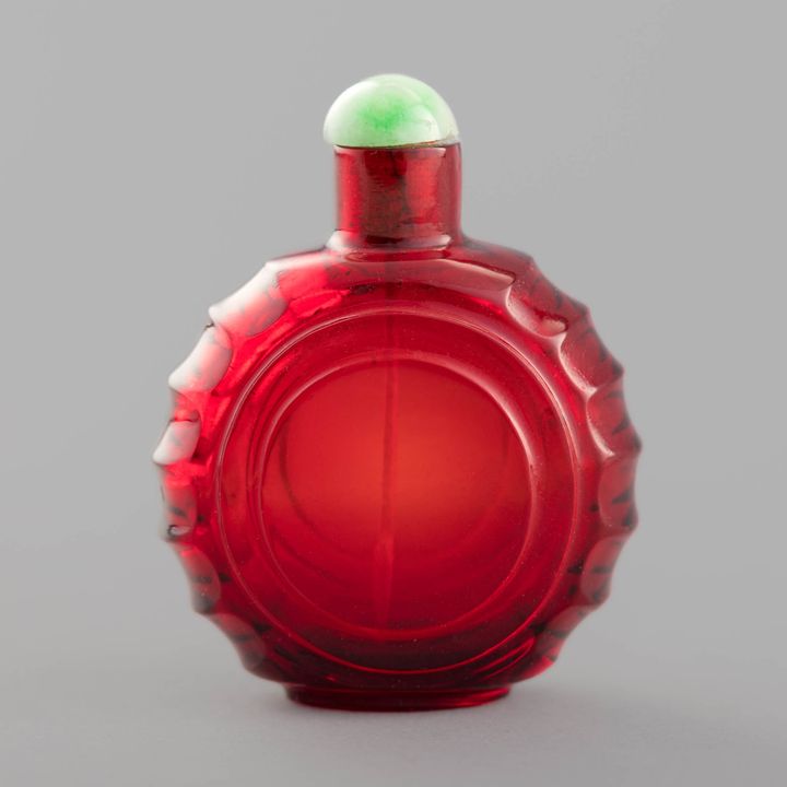 十八/十九世紀 紅料鼻煙壺 A Chinese red Peking glass snuff bottle, 18th/19th century