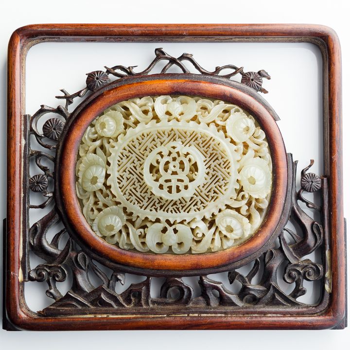 十八世紀 玉鏤雕福壽紋瓦子硬木硯屏 A Chinese reticulated 'Fu Shou' plaque in hardwood table screen, 18th century