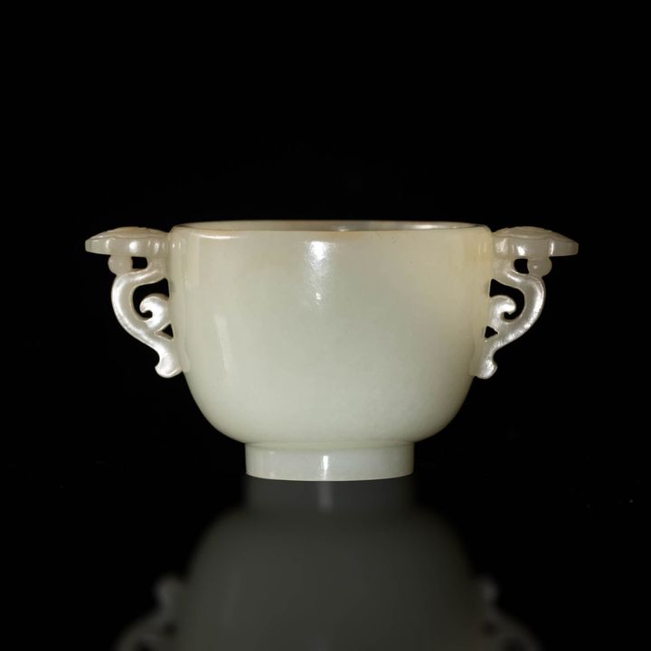 十八世紀 白玉雙耳杯 A Chinese white jade double-handled cup, 18th century