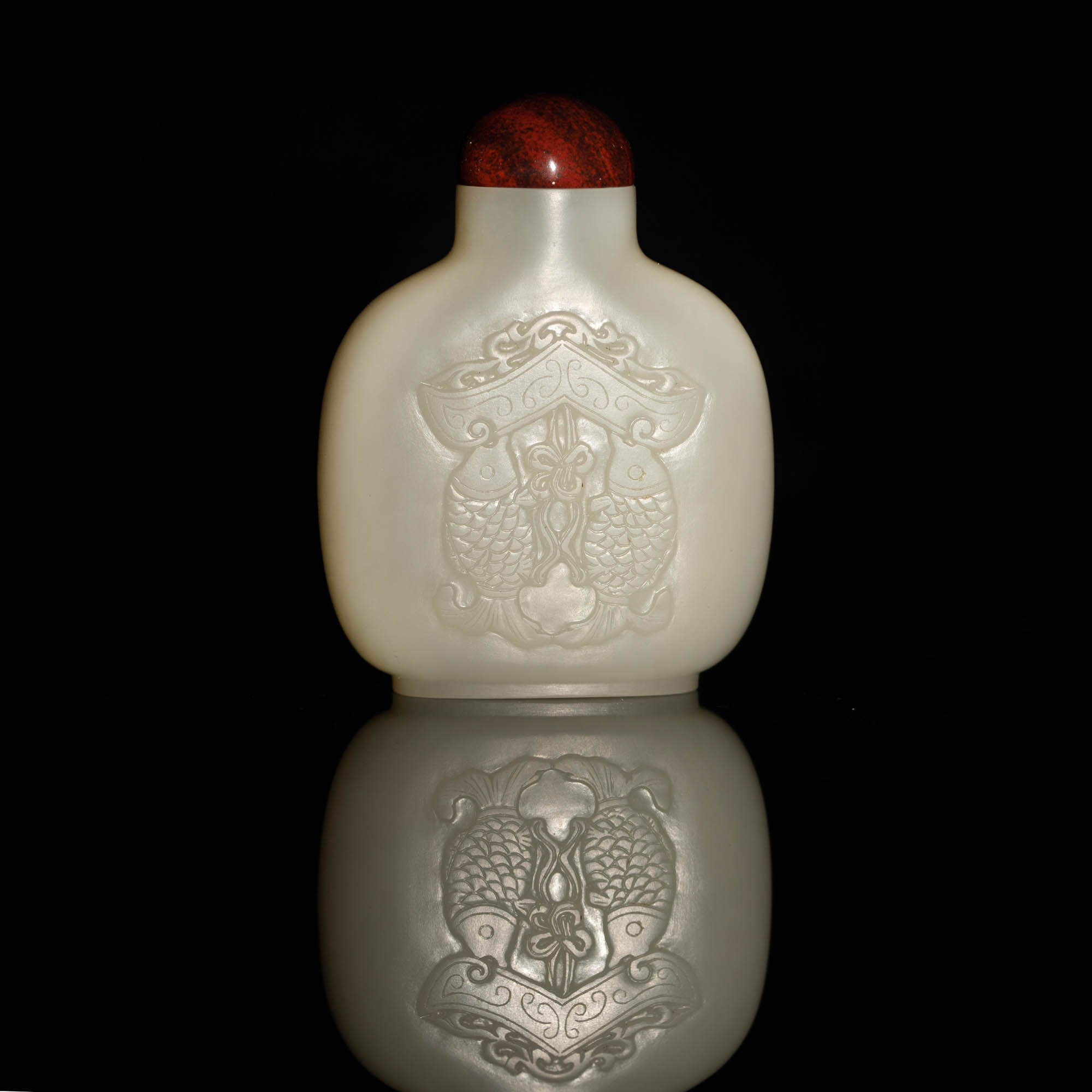 十八世紀白玉雙魚象紋鼻煙壺A Chinese white jade snuff bottle, 18th