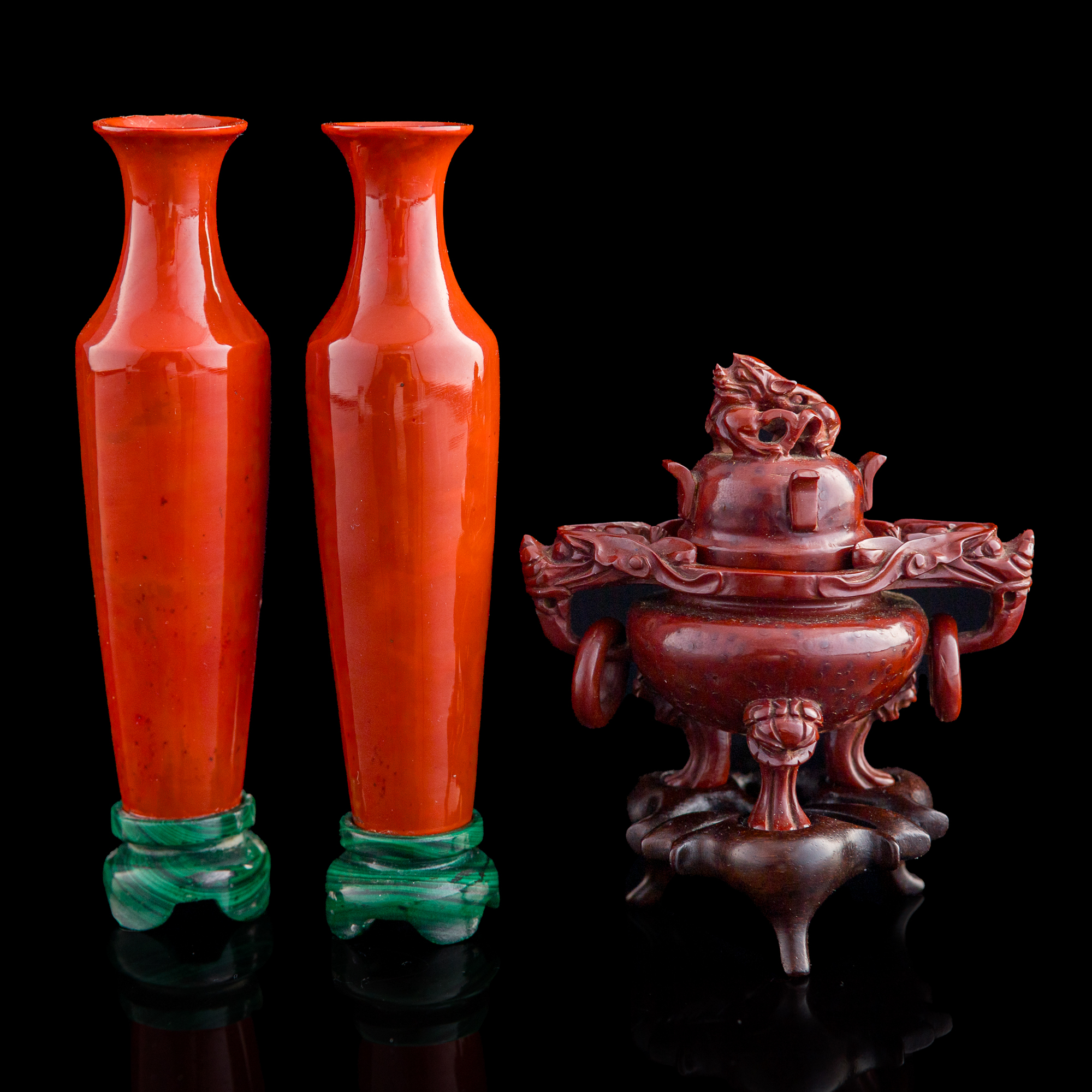 中国古美術・旧蔵・純手描き・描金と粉彩将軍缶・箱付・置物・観賞瓶・文房具·時代物 十九世紀料器蓋爐及瓶一對A Chinese Peking glass lidded censer