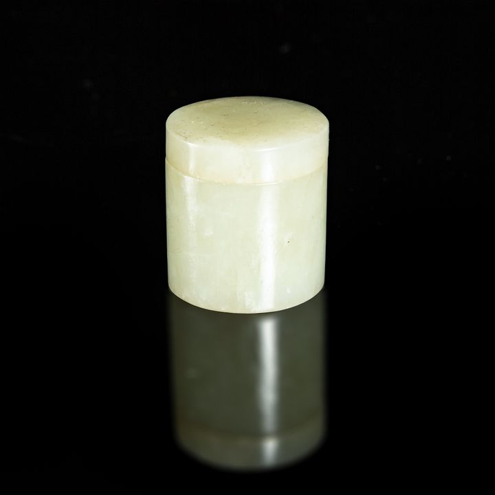十八/十九世紀   玉圓蓋盒 A Chinese round jade box, 18th/19th century