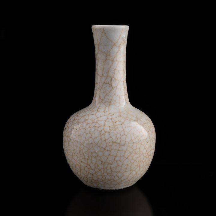 十九世紀 哥釉天球瓶 A Chinese ge-glazed tianqiu vase, 19th century