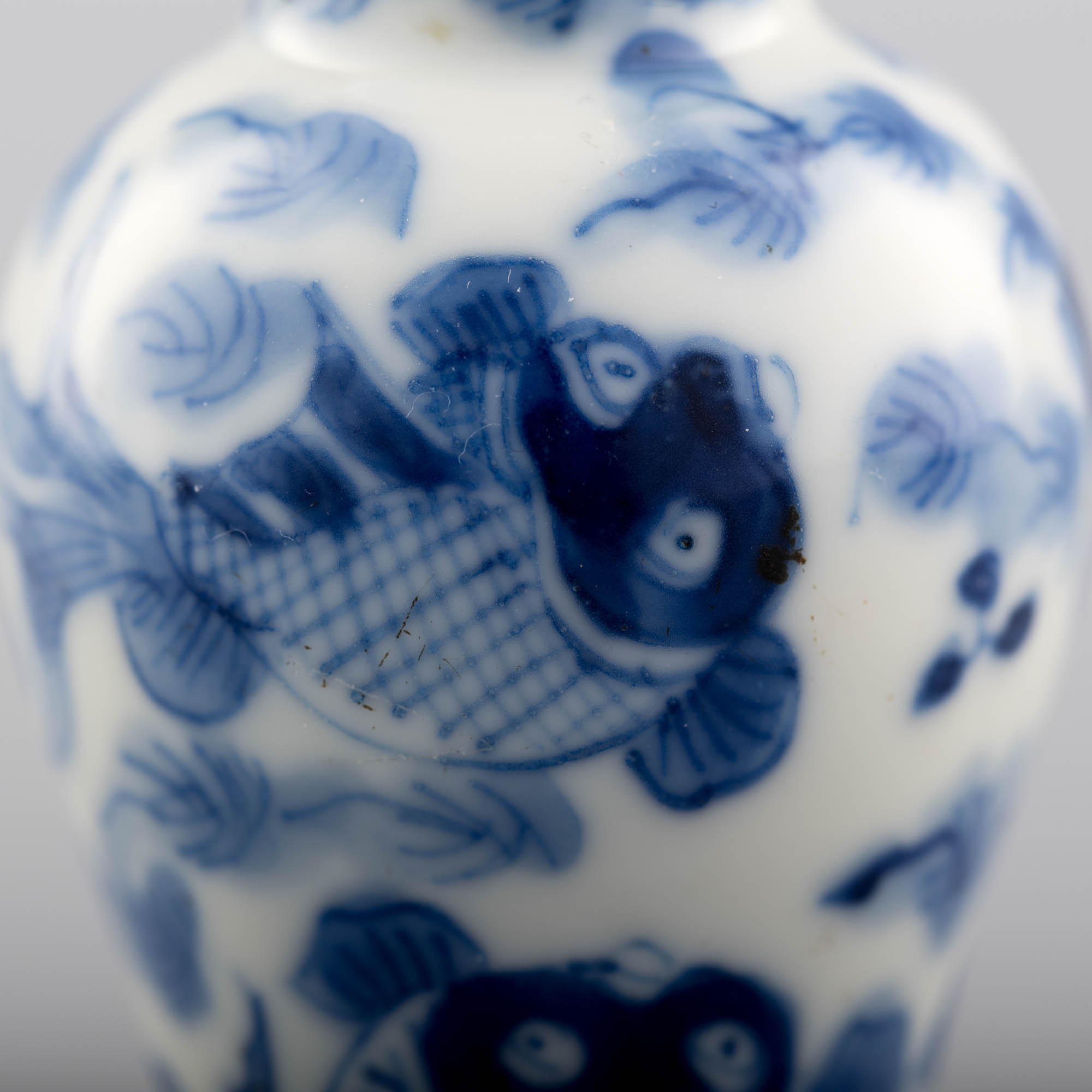 十九世紀青花魚藻紋鼻煙壺A Chinese blue and white fish snuff bottle