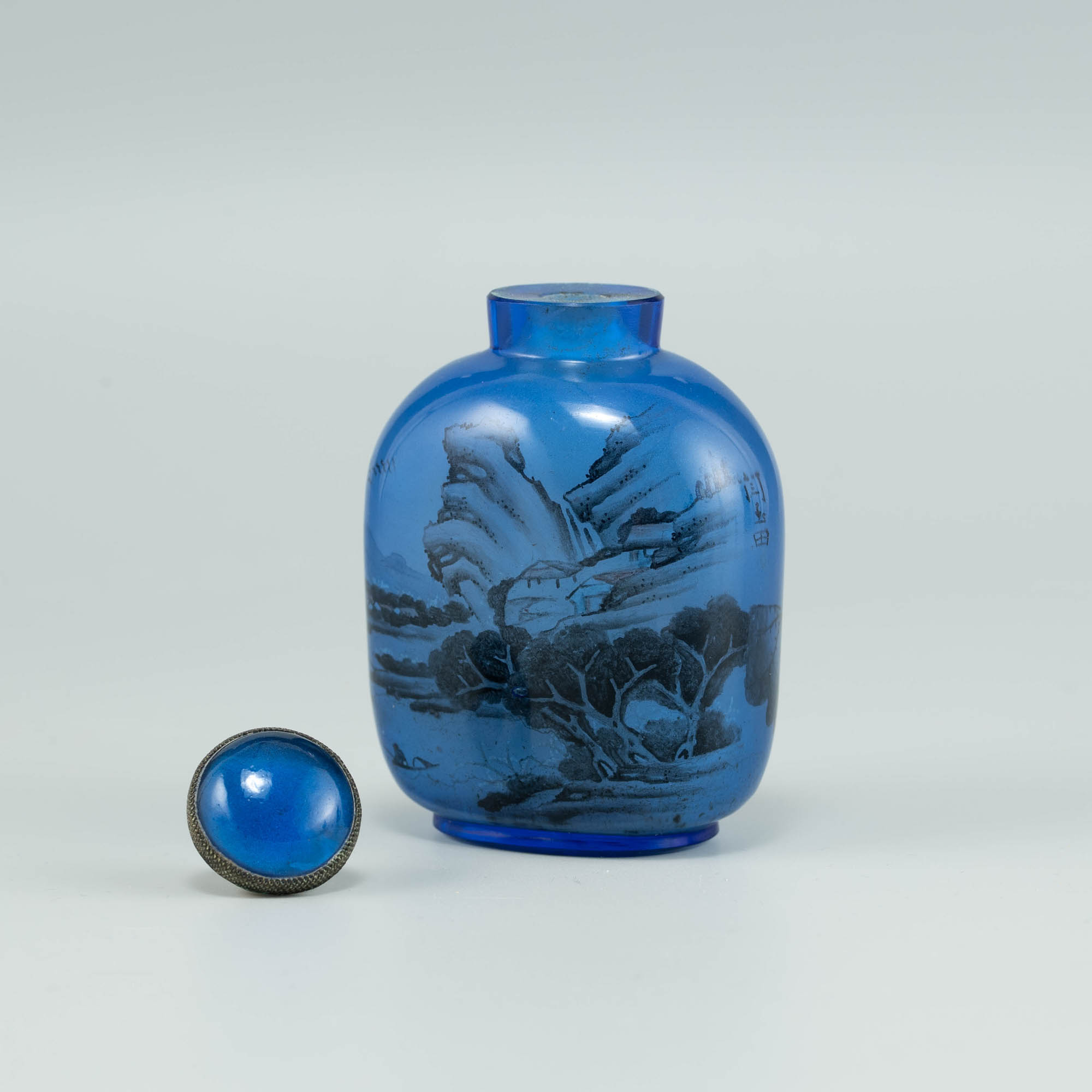 十九世紀內畫山水鼻煙壺A Chinese inside-painted glass snuff bottle