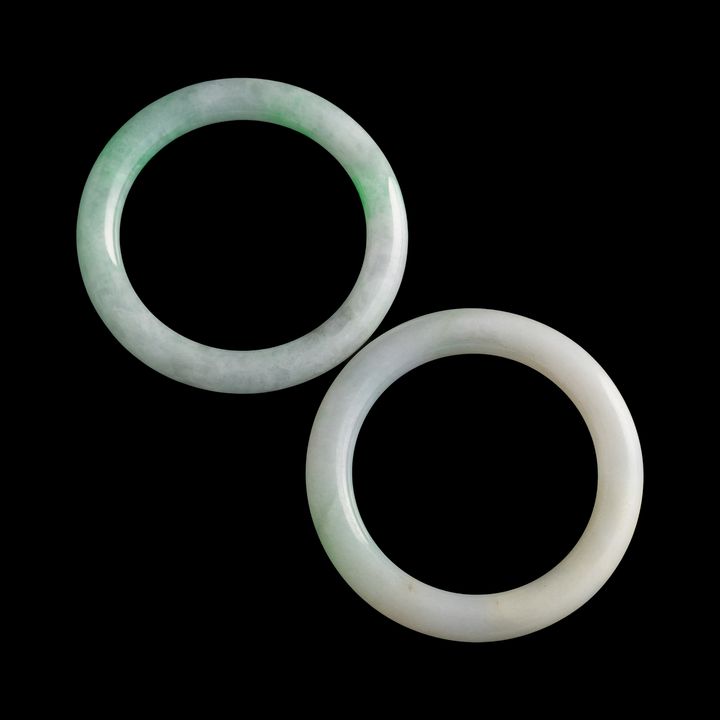 十九世紀 翡翠手鐲兩隻 Two Chinese jadeite bangles, 19th century