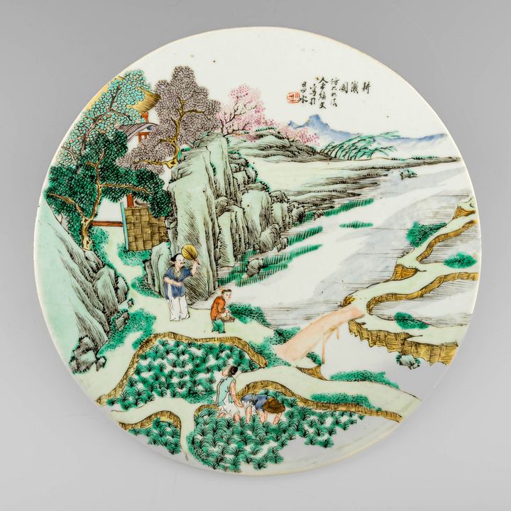 十九世紀晚 余渙文淺絳彩耕種圖圓瓷板 A Chinese famille rose roundel plaque, signed Yu Huanwen, late 19th century