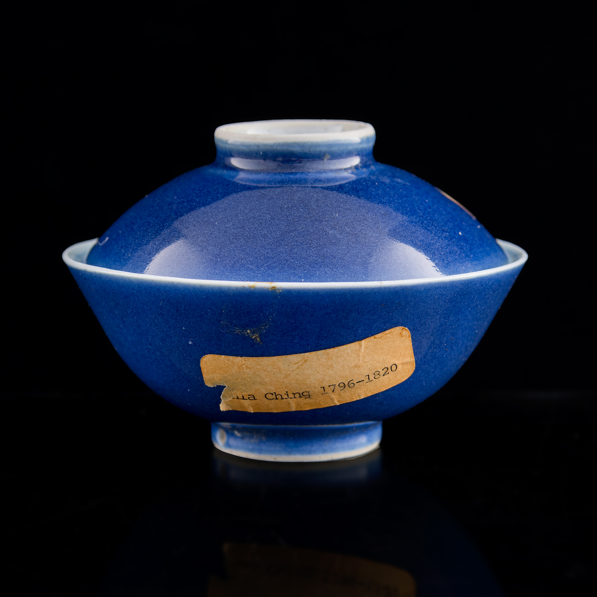 清嘉慶外霽藍釉內青花鱖魚紋蓋碗A Chinese blue-glazed lidded