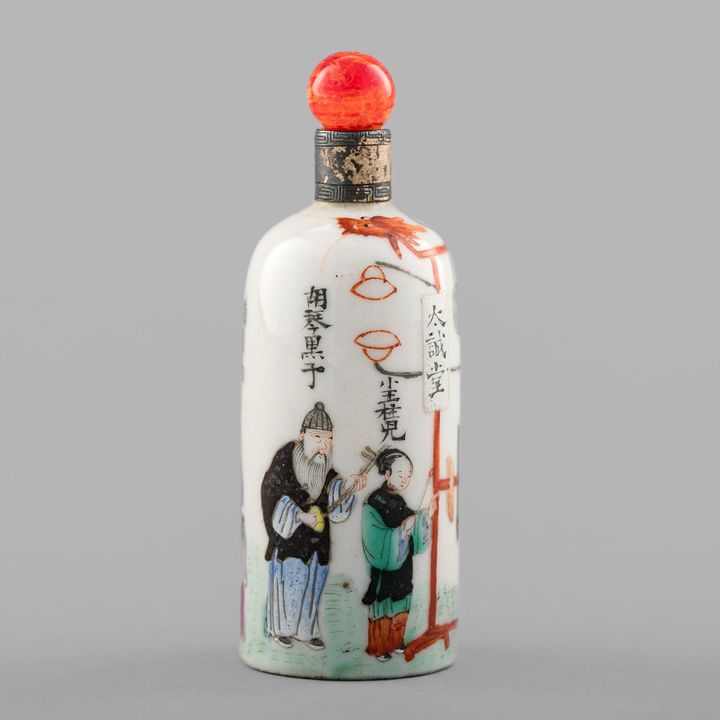 十九世紀早 太誠堂粉彩人物鼻煙壺 A Chinese famille rose snuff bottle, signed Taicheng Tang, early 19th century