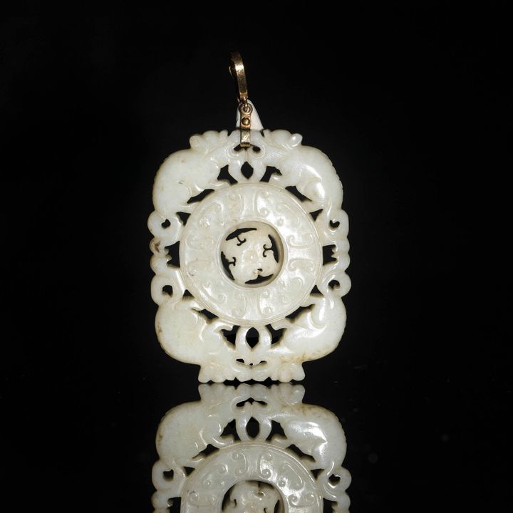 十八世紀或更早 玉雕轉心佩 A Chinese carved jade prayer wheel pendant, 18th century or earlier