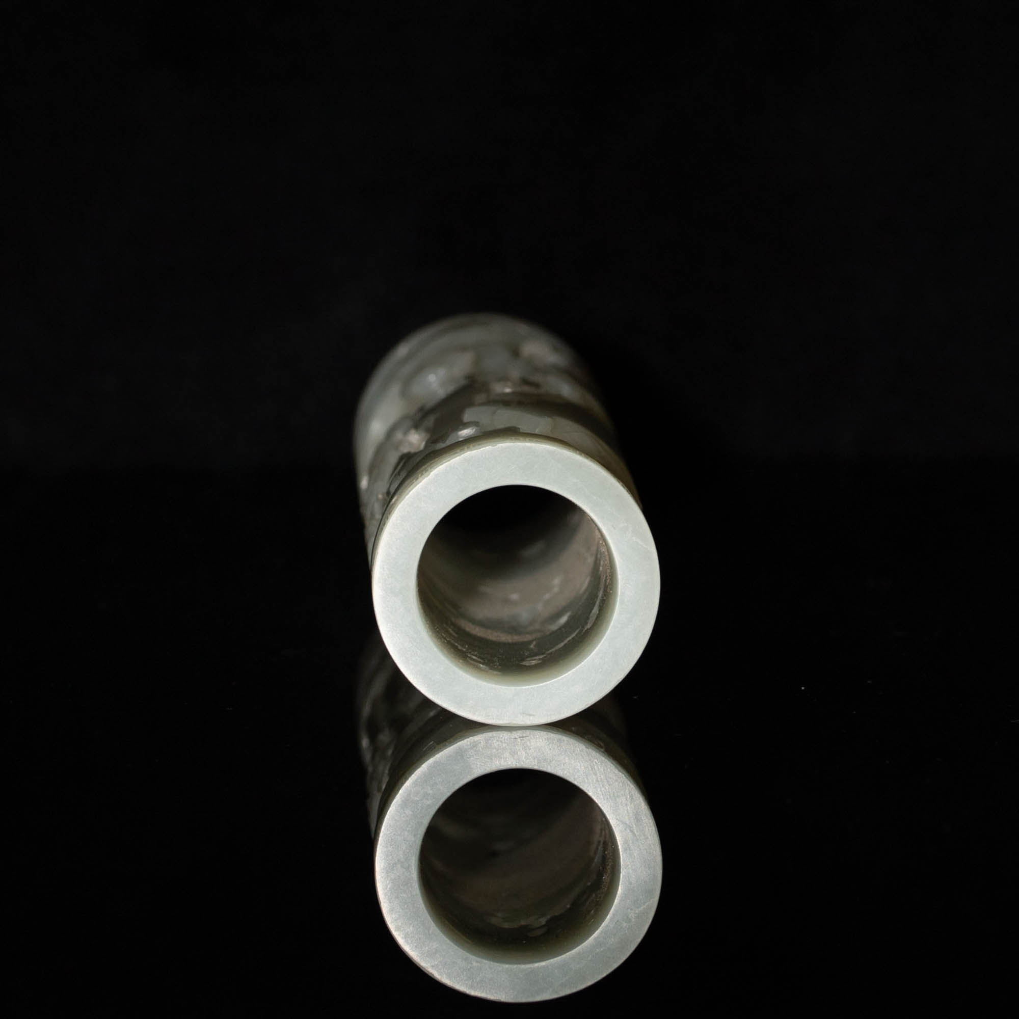十八世紀白玉雕山水人物香筒A Chinese carved white jade