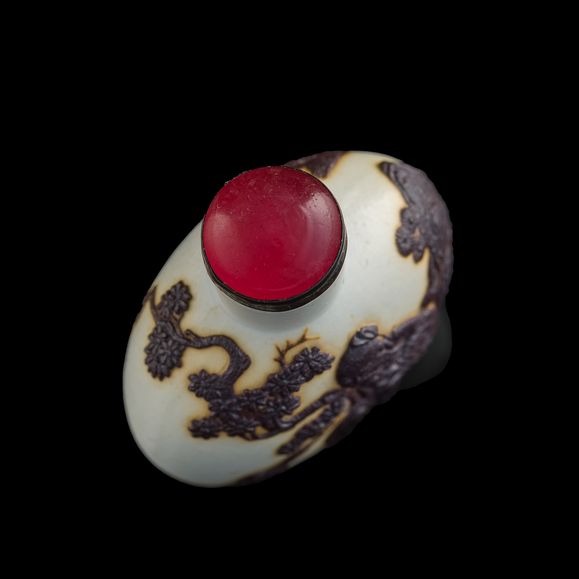 十九世紀早雕瓷人物鼻煙壺A Chinese molded porcelain snuff bottle