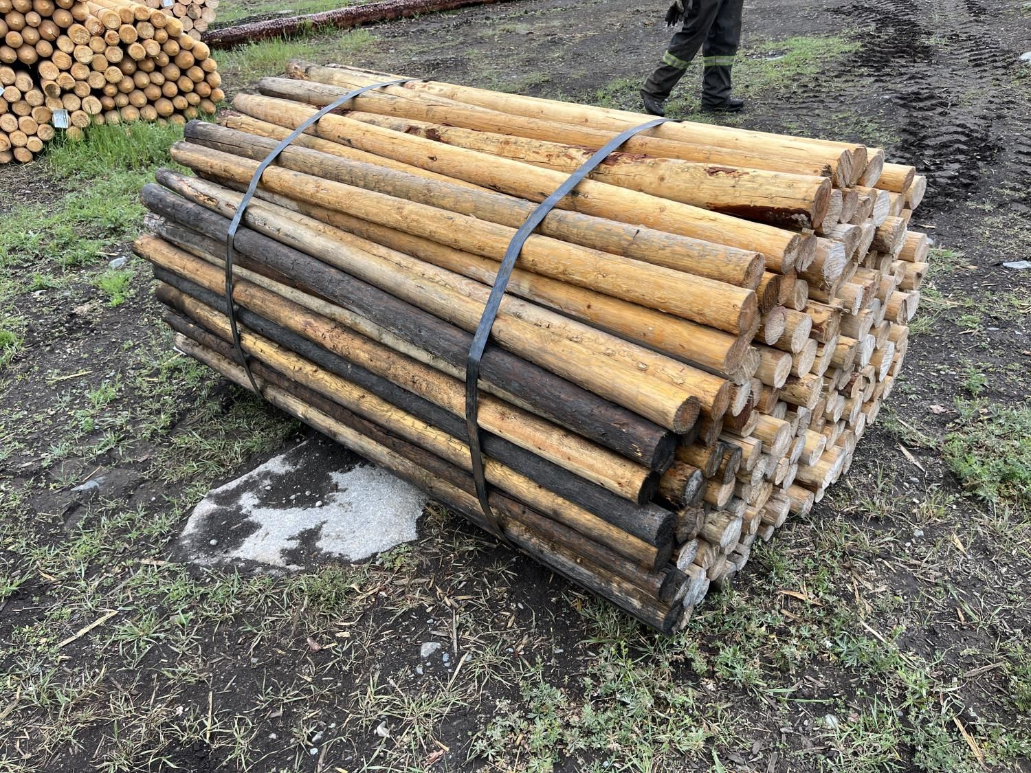 (180) 2-3 Inch X 6 Ft Fence Posts [24FN03010-008] | Team Auctions