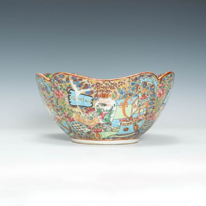 A Chinese export porcelain rose mandarin bowl