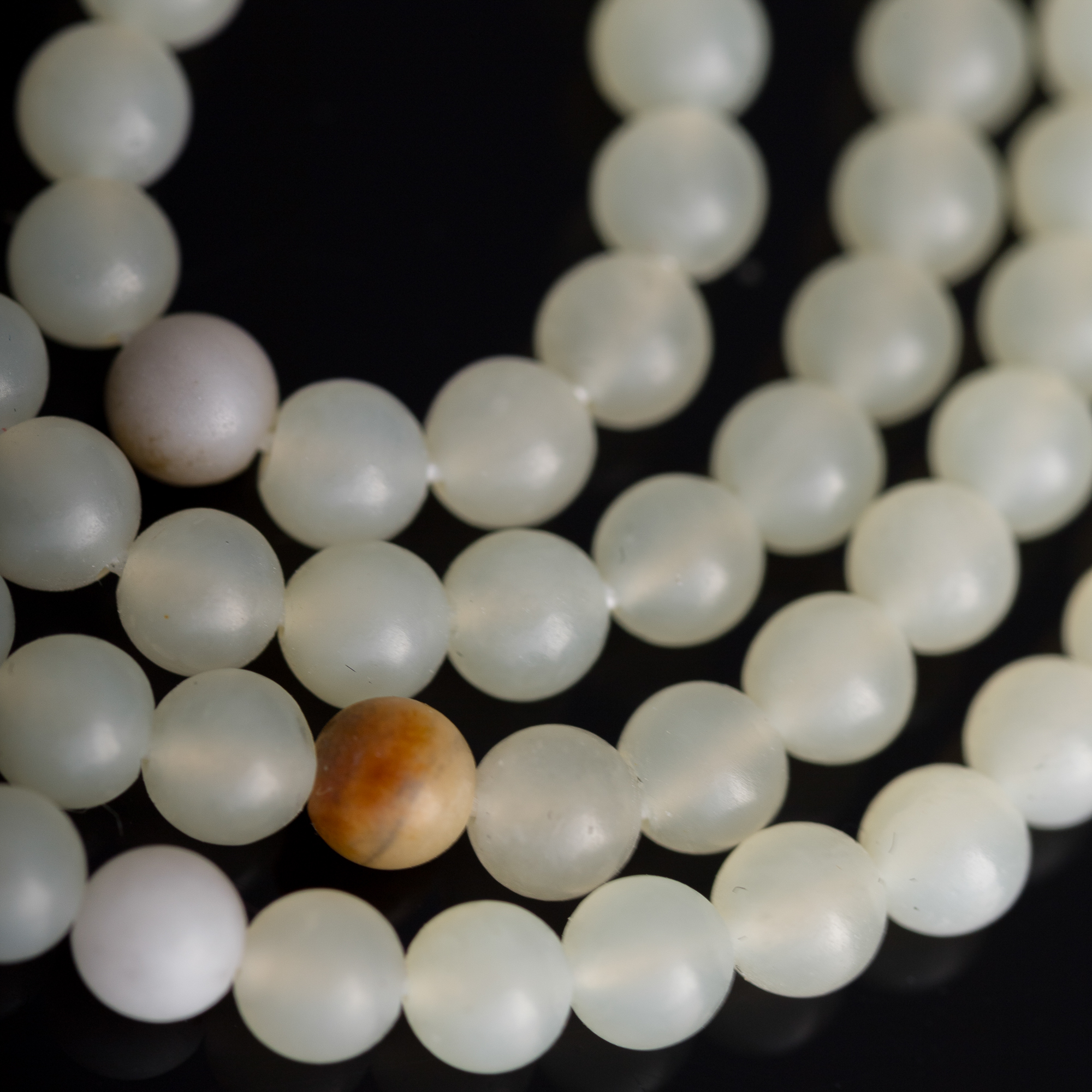 白玉瑞獸掛墜項鍊A Chinese carved white jade 'beast' necklace 白玉瑞獸掛墜項鍊A Chinese carved white jade 'beast' necklace