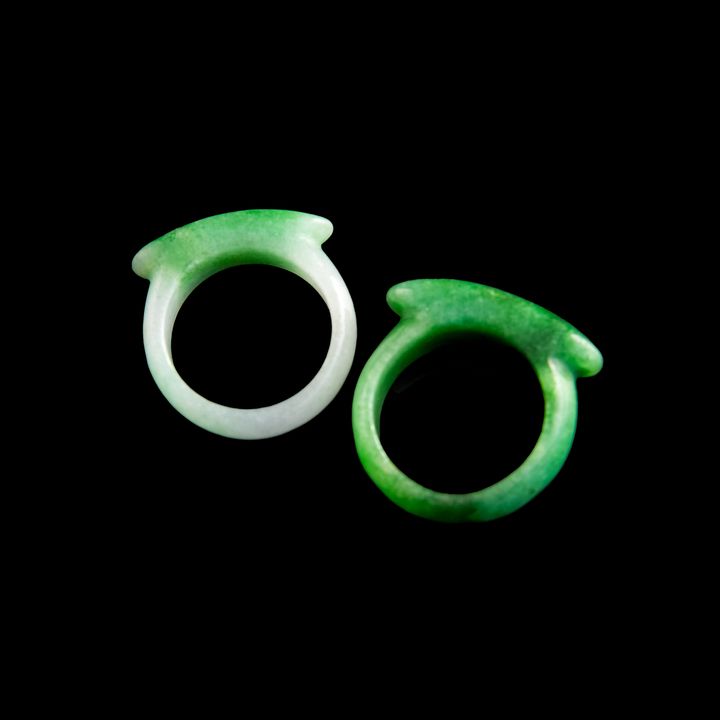 十九世紀 翡翠馬鞍戒兩隻 Two Chinese jadeite rings, 19th century