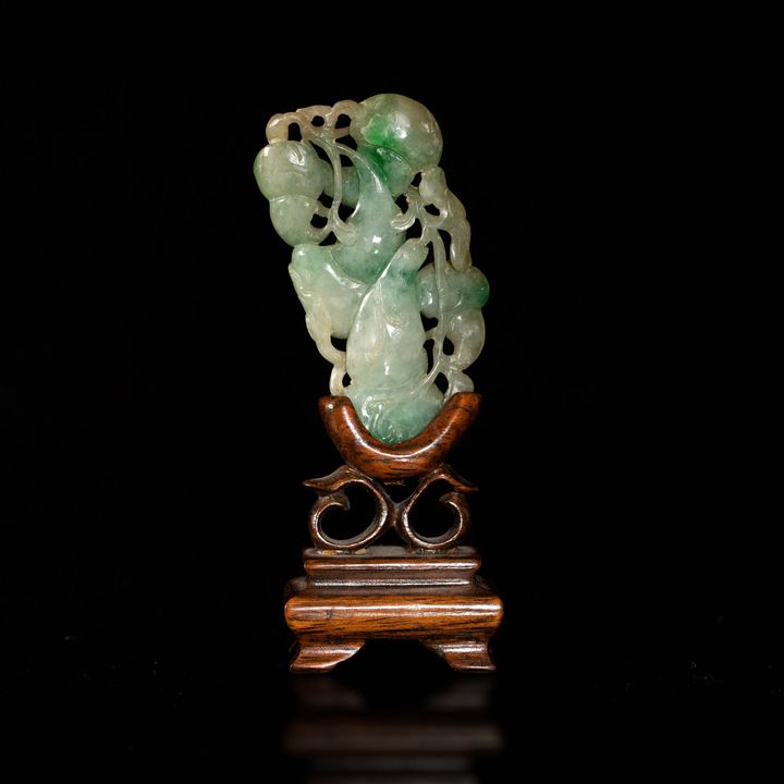十九世紀 翡翠雕葫蘆萬代掛墜（附硬木座） A Chinese carved jadeite hulu toggle, 19th century