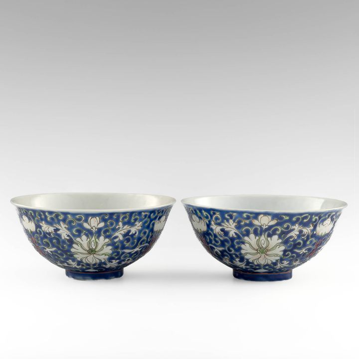 清光緒 藍地粉彩纏枝花卉碗一對 A pair of Chinese blue-ground famille rose bowls, Guangxu period, Qing dynasty
