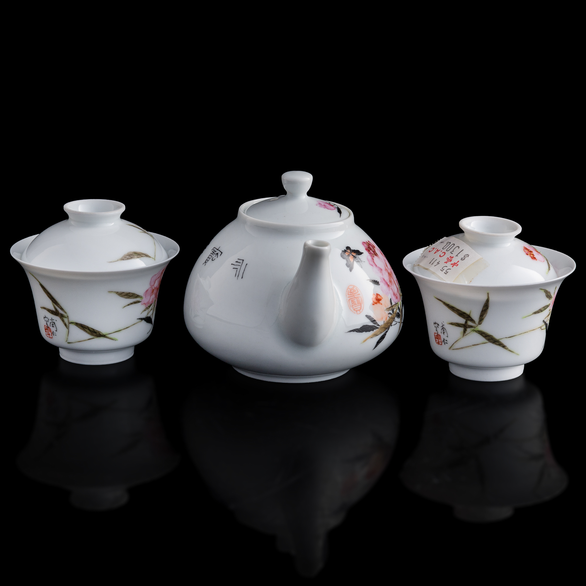 鄒甫仁粉彩花鳥壺及蓋杯一對A Chinese famille rose teapot and