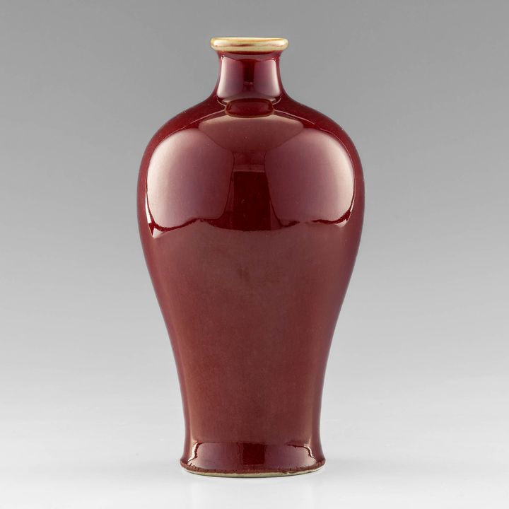 十九世紀 紅釉梅瓶 A Chinese red-glazed meiping vase, 19th century
