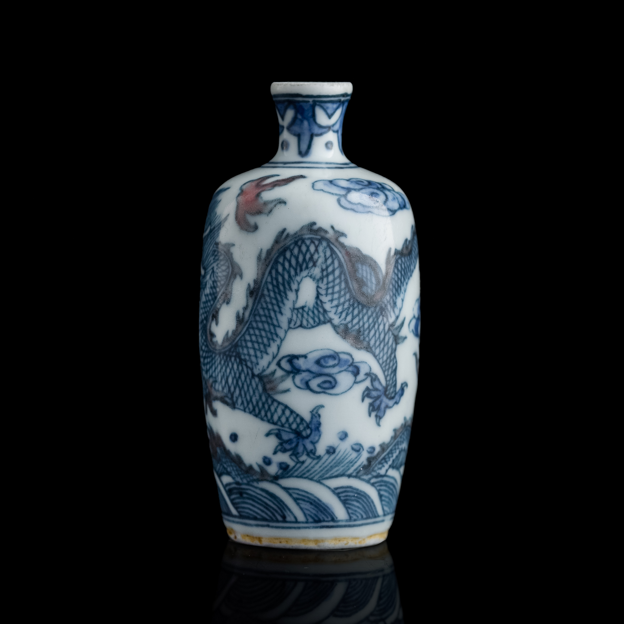 十九世紀青花釉里紅龍紋鼻煙壺A Chinese blue and copper-red