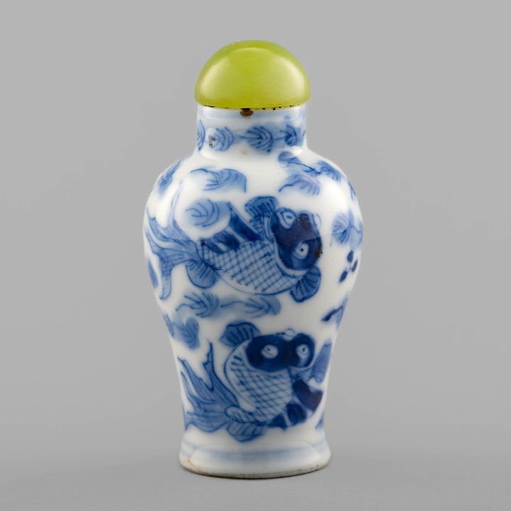 十九世紀 青花魚藻紋鼻煙壺 A Chinese blue and white fish snuff bottle, 19th century
