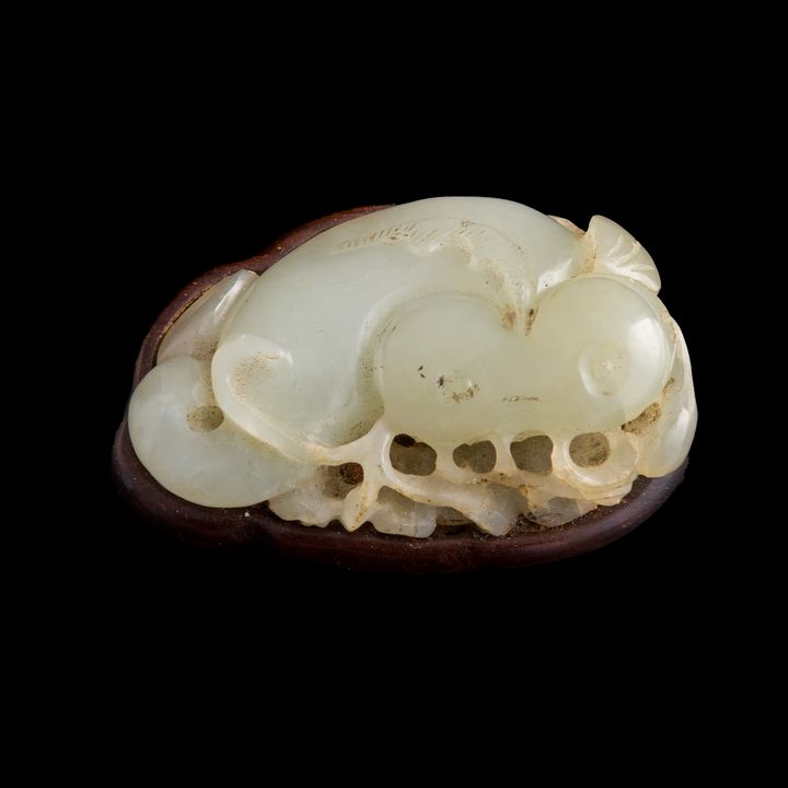 十九世紀 白玉年年有餘掛墜(附木座) A Chinese carved white jade catfish toggle, 19th century